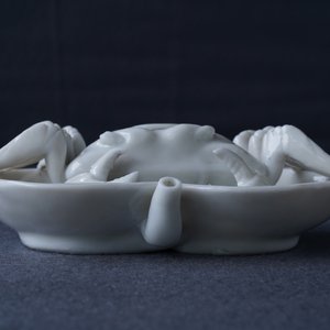 Een Chinese Dehua blanc de Chine waterdruppelaar in de vorm van een krab, Kangxi — foto 25