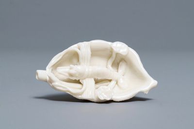 Een Chinese Dehua blanc de Chine waterdruppelaar met een kreeft in een artemisiablad, Kangxi