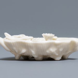 Een Chinese Dehua blanc de Chine waterdruppelaar met een kreeft in een artemisiablad, Kangxi — foto 5