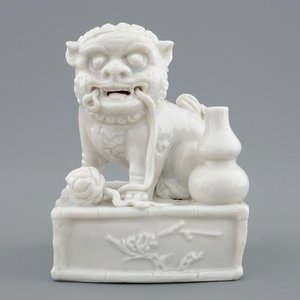 Een Chinese Dehua blanc de Chine wierookhouder met een boeddhistische leeuw, 18/19e eeuw — foto 2