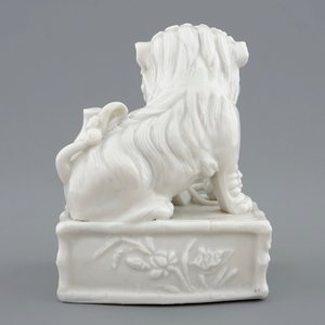Een Chinese Dehua blanc de Chine wierookhouder met een boeddhistische leeuw, 18/19e eeuw — foto 4