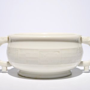 Een Chinese Dehua blanc de Chine wierookhouder met onderglazuur decor, 19e eeuw — foto 4