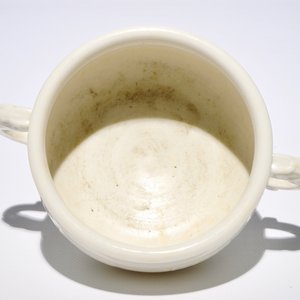 Een Chinese Dehua blanc de Chine wierookhouder met onderglazuur decor, 19e eeuw — foto 6