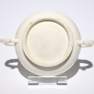 Een Chinese Dehua blanc de Chine wierookhouder met onderglazuur decor, 19e eeuw — foto 7