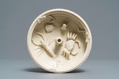 Een Chinese Dehua blanc de Chine wierookhouder met waterdieren, Kangxi