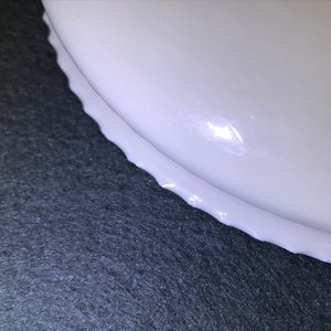Een Chinese Dehua blanc de Chine wierookhouder met waterdieren, Kangxi — foto 15