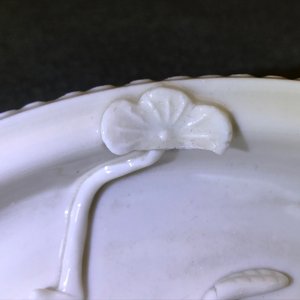 Een Chinese Dehua blanc de Chine wierookhouder met waterdieren, Kangxi — foto 5