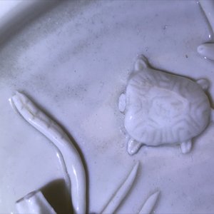 Een Chinese Dehua blanc de Chine wierookhouder met waterdieren, Kangxi — foto 7
