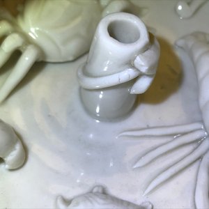 Een Chinese Dehua blanc de Chine wierookhouder met waterdieren, Kangxi — foto 10