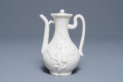 Een Chinese Dehua blanc de Chine wijnkan met bloemen in reliëf, Kangxi