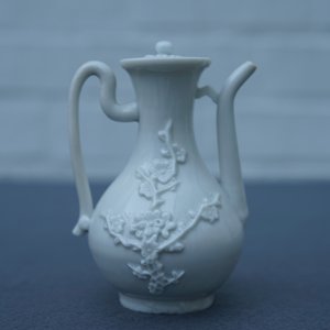 Een Chinese Dehua blanc de Chine wijnkan met bloemen in reliëf, Kangxi — foto 9