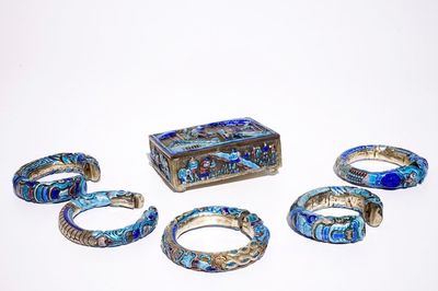 Een Chinese dekseldoos en vijf armbanden in geëmailleerd zilver, 19e eeuw