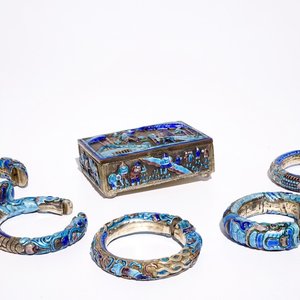 Een Chinese dekseldoos en vijf armbanden in geëmailleerd zilver, 19e eeuw — foto 1