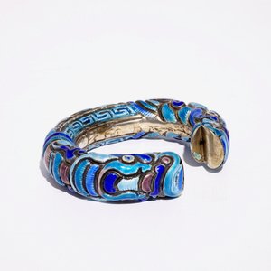 Een Chinese dekseldoos en vijf armbanden in geëmailleerd zilver, 19e eeuw — foto 13