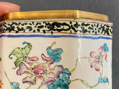 Een Chinese dekseldoos in Canton email met floraal decor, Yongzheng/Qianlong — foto 13
