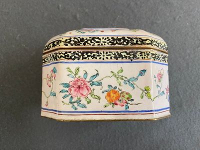 Een Chinese dekseldoos in Canton email met floraal decor, Yongzheng/Qianlong — foto 2
