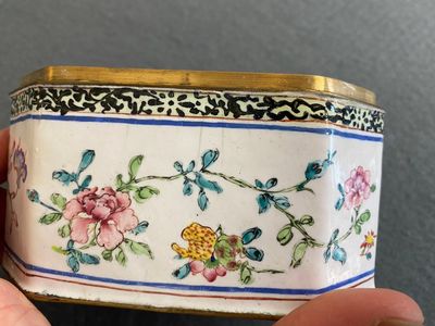 Een Chinese dekseldoos in Canton email met floraal decor, Yongzheng/Qianlong — foto 8