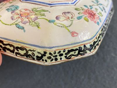 Een Chinese dekseldoos in Canton email met floraal decor, Yongzheng/Qianlong — foto 9