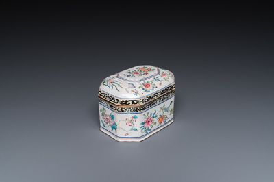 Een Chinese dekseldoos in Canton email met floraal decor, Yongzheng/Qianlong