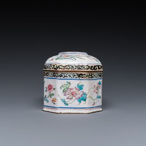 Een Chinese dekseldoos in Canton email met floraal decor, Yongzheng/Qianlong — foto 3