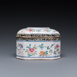 Een Chinese dekseldoos in Canton email met floraal decor, Yongzheng/Qianlong — foto 4