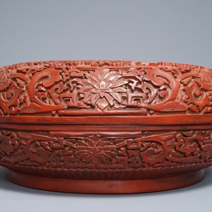 Een Chinese dekseldoos in rode lak met drakendecor, Qianlong merk, 18/19e eeuw — foto 2