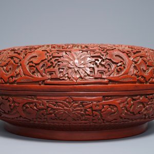 Een Chinese dekseldoos in rode lak met drakendecor, Qianlong merk, 18/19e eeuw — foto 3