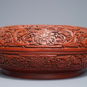 Een Chinese dekseldoos in rode lak met drakendecor, Qianlong merk, 18/19e eeuw — foto 4