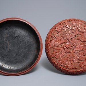 Een Chinese dekseldoos in rode lak met drakendecor, Qianlong merk, 18/19e eeuw — foto 6