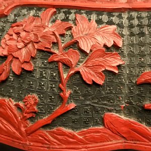 Een Chinese dekseldoos in rood en zwart lakwerk met figuren in een landschap, 19e eeuw — foto 11