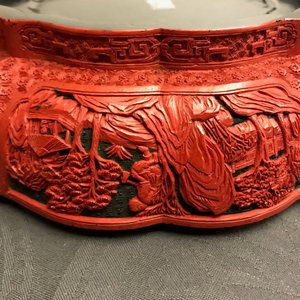 Een Chinese dekseldoos in rood en zwart lakwerk met figuren in een landschap, 19e eeuw — foto 29