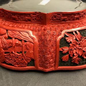 Een Chinese dekseldoos in rood en zwart lakwerk met figuren in een landschap, 19e eeuw — foto 30