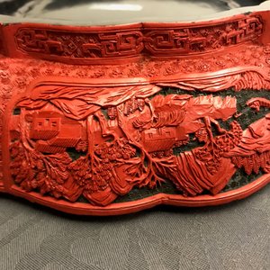 Een Chinese dekseldoos in rood en zwart lakwerk met figuren in een landschap, 19e eeuw — foto 33