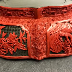 Een Chinese dekseldoos in rood en zwart lakwerk met figuren in een landschap, 19e eeuw — foto 36