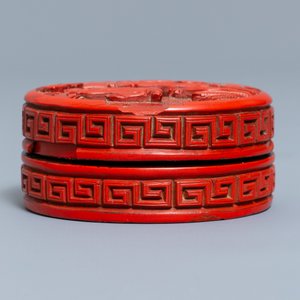 Een Chinese dekseldoos in rood lakwerk, 18/19e eeuw — foto 3