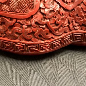 Een Chinese dekseldoos in rood lakwerk met figuren in een landschap, 19e eeuw — foto 50