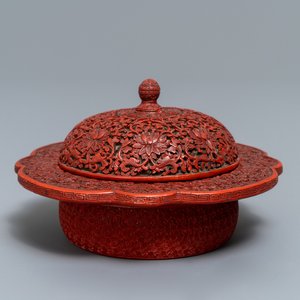 Een Chinese dekseldoos in rood lakwerk met floraal decor, 18/19e eeuw — foto 1