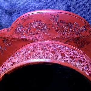 Een Chinese dekseldoos in rood lakwerk met floraal decor, 18/19e eeuw — foto 16