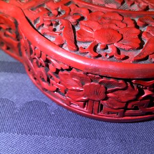 Een Chinese dekseldoos in rood lakwerk, Wanli merk, 18/19e eeuw — foto 14