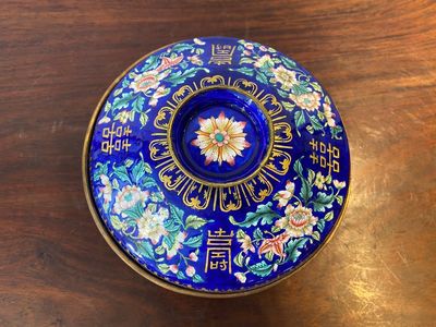 Een Chinese dekselkom in Canton email met blauwe fondkleur, Qianlong — foto 3