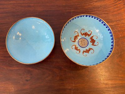 Een Chinese dekselkom in Canton email met blauwe fondkleur, Qianlong — foto 4