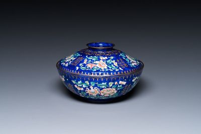 Een Chinese dekselkom in Canton email met blauwe fondkleur, Qianlong