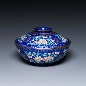 Een Chinese dekselkom in Canton email met blauwe fondkleur, Qianlong — foto 1