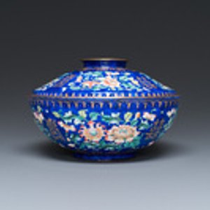 Een Chinese dekselkom in Canton email met blauwe fondkleur, Qianlong — foto 3