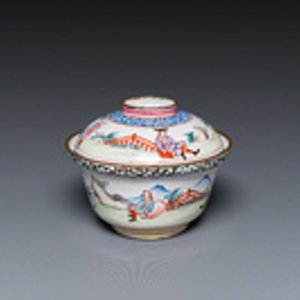 Een Chinese dekselkom in Canton email met decor van Europeanen, Yongzheng — foto 2