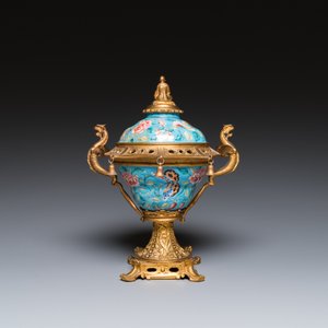 Een Chinese dekselkom in Canton email met fraaie vergulde bronzen montuur, Jiaqing — foto 3