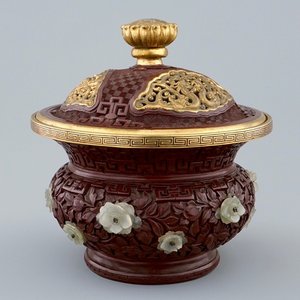 Een Chinese dekselkom in Peking lak met jade ingezet, 19/20e eeuw — foto 1