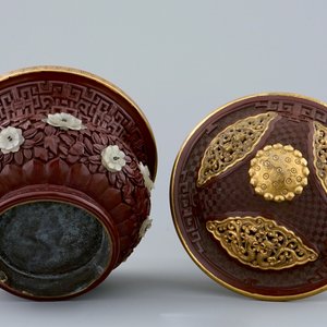 Een Chinese dekselkom in Peking lak met jade ingezet, 19/20e eeuw — foto 4