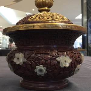 Een Chinese dekselkom in Peking lak met jade ingezet, 19/20e eeuw — foto 7