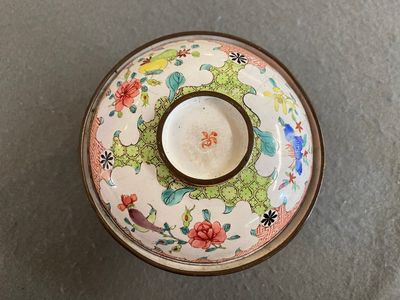 Een Chinese dekselkom met bloemen en vlinders in Canton email, Yongzheng/Qianlong — foto 1